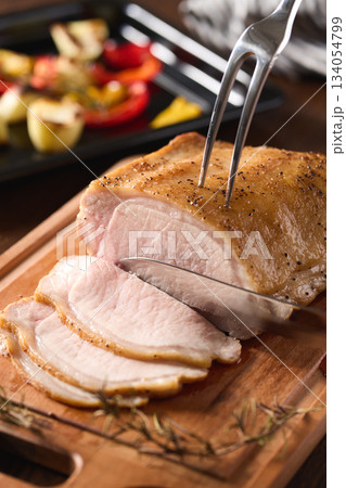 切り分けたローストポーク 134054799