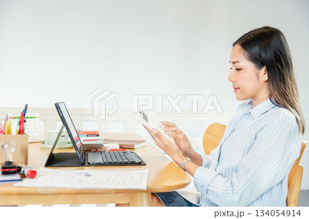 smiling businesswoman with tablet pc 134054914