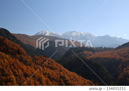 秋の絶景スポットから見た紅葉に包まれた木曽御嶽山 134055252