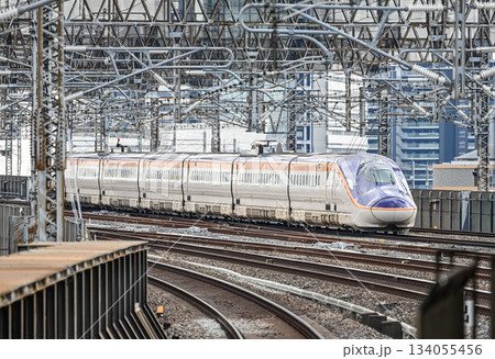 ホームに入線してくる山形新幹線E8系 ホームに入線してくる山形新幹線E8系 134055456