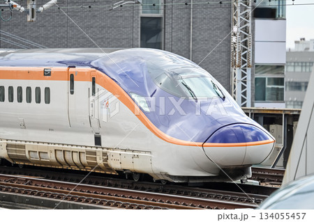 ホームに入線してくる山形新幹線E8系 ホームに入線してくる山形新幹線E8系 134055457