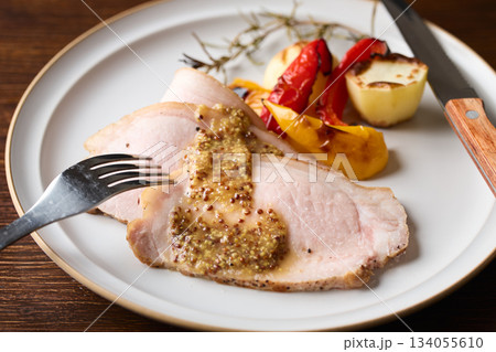 皿に盛り付けたローストポーク 皿に盛り付けたローストポーク 134055610