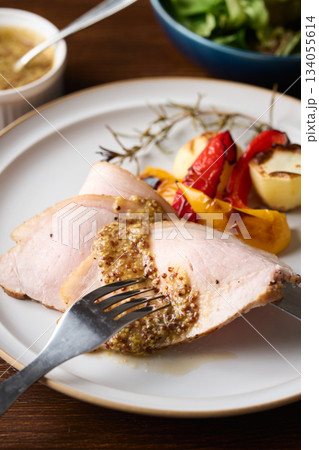 皿に盛り付けたローストポーク 皿に盛り付けたローストポーク 134055614