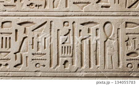 古代エジプトのヒエログリフが刻まれた砂岩の石壁クローズアップ 古代エジプトのヒエログリフが刻まれた砂岩の石壁クローズアップ 134055783