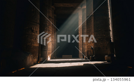 古代の神秘：神殿の暗闇を貫く一筋の光芒（光の筋） 134055961