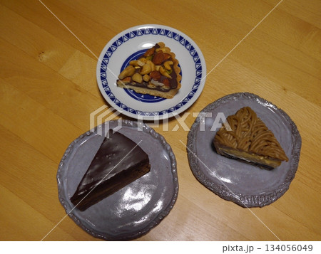 上から撮影した様々なケーキ 134056049