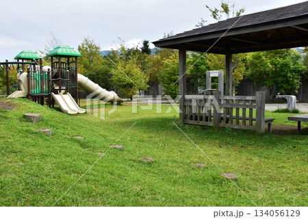 山梨県　山中湖交流プラザきららの遊びのプロムナード複合遊具と休憩所 134056129
