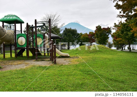 山梨県 山中湖交流プラザきららの遊びのプロムナード複合遊具と富士山 山梨県 山中湖交流プラザきららの遊びのプロムナード複合遊具と富士山 134056131