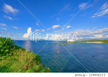 青く透き通る海と広い空が広がる沖縄のリゾート風景 青く透き通る海と広い空が広がる沖縄のリゾート風景 134056213