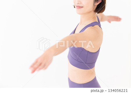 自宅でヨガをするヨガウェア姿のミドル女性 134056221