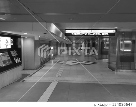梅田の地下通路。終電後の地下街。 梅田の地下通路。終電後の地下街。 134056647