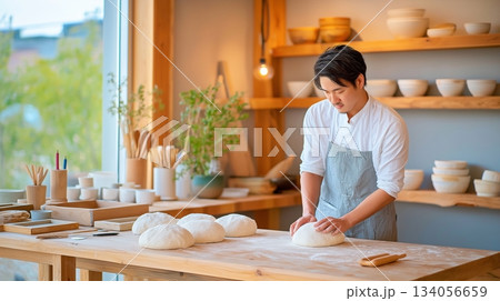 パン生地をこねる男性職人の作業風景 パン生地をこねる男性職人の作業風景 134056659