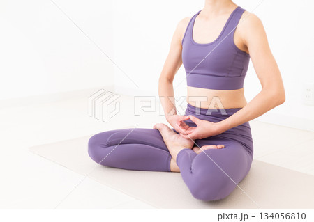 自宅でヨガをするヨガウェア姿のミドル女性 134056810