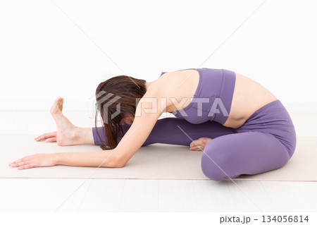 自宅でヨガをするヨガウェア姿のミドル女性 134056814