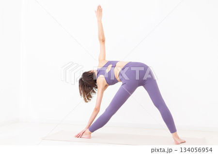 自宅でヨガをするヨガウェア姿のミドル女性 134056954