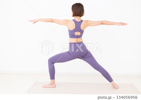 自宅でヨガをするヨガウェア姿のミドル女性 134056956