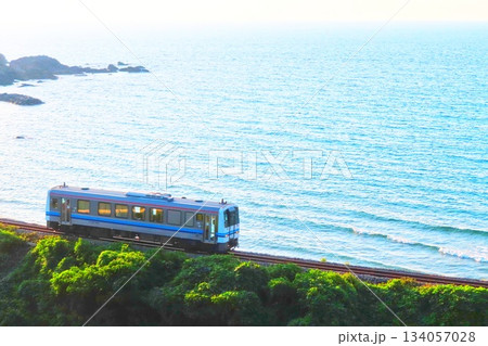 【島根県】海岸線を走る単行列車 【島根県】海岸線を走る単行列車 134057028