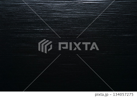 横筋の入った黒い陶板のテクスチャ 横筋の入った黒い陶板のテクスチャ 134057275
