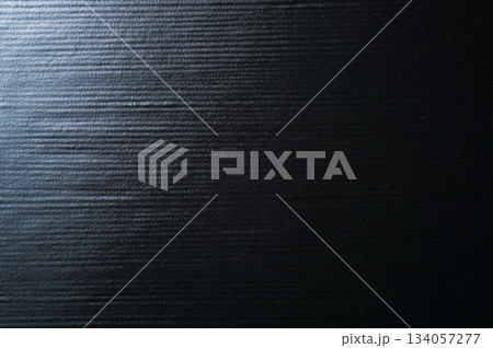 横筋の入った黒い陶板のテクスチャ 134057277