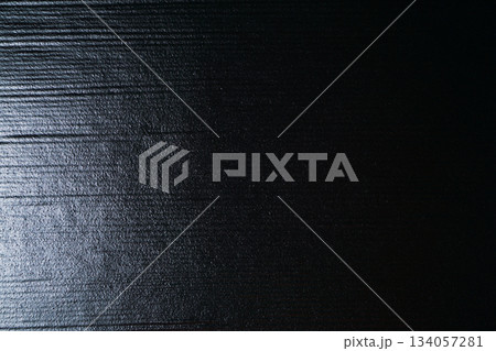 横筋の入った黒い陶板のテクスチャ 横筋の入った黒い陶板のテクスチャ 134057281