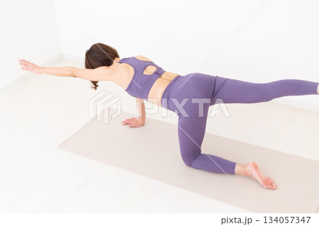 筋トレのプランクをするヨガウェア姿のミドル女性 筋トレのプランクをするヨガウェア姿のミドル女性 134057347
