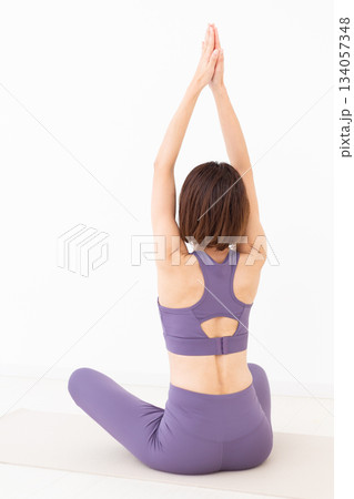 自宅でヨガをするヨガウェア姿のミドル女性 134057348