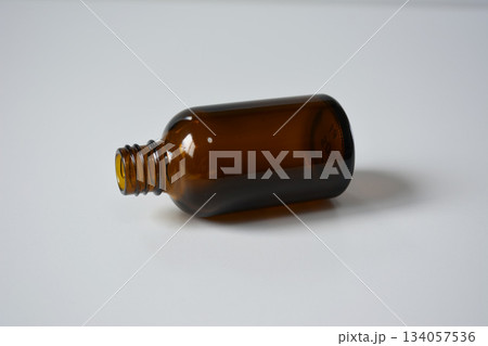 倒れた茶色の薬瓶 倒れた茶色の薬瓶 134057536