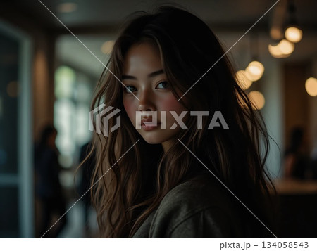 ホテルの通路で振り向くジャケットを着た若い女性 ホテルの通路で振り向くジャケットを着た若い女性 134058543