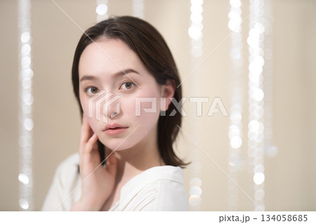 セミロングの若い女性のビューティーイメージ セミロングの若い女性のビューティーイメージ 134058685