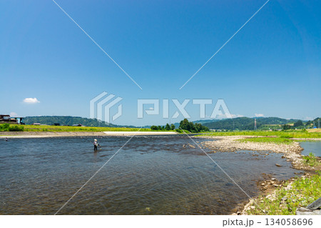 魚野川の堀之内やな場で水遊び　新潟県魚沼市根小屋 134058696