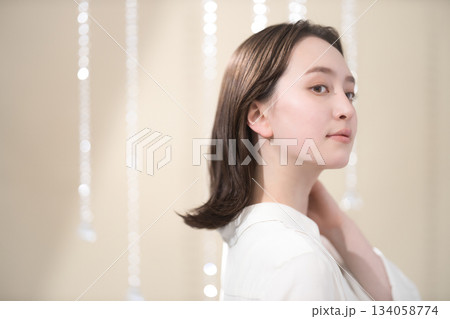 セミロングの若い女性のビューティーイメージ セミロングの若い女性のビューティーイメージ 134058774