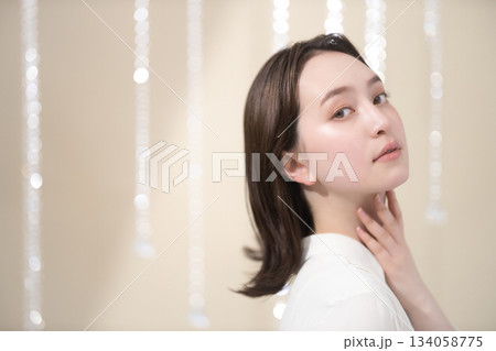 セミロングの若い女性のビューティーイメージ 134058775
