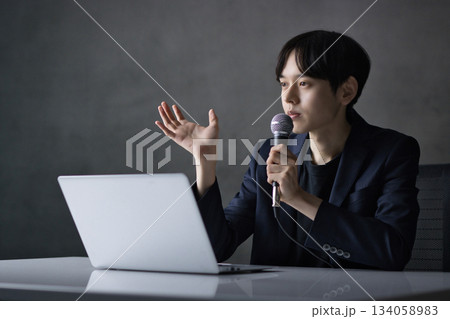 セミナー講師　ビジネスシーン 134058983