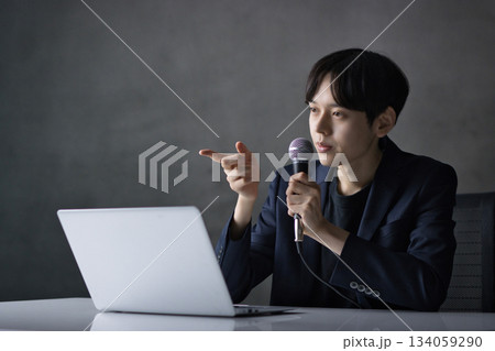 セミナー講師　ビジネスシーン 134059290