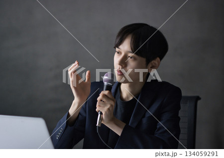 セミナー講師　ビジネスシーン 134059291