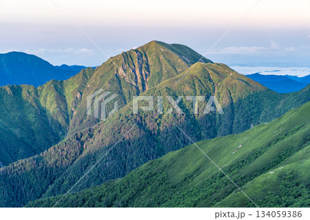 百閒平から見るモルゲンロートの兎岳 南アルプス赤石岳登山 百閒平から見るモルゲンロートの兎岳 南アルプス赤石岳登山 134059386