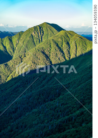 百閒平から見るモルゲンロートの兎岳 南アルプス赤石岳登山 百閒平から見るモルゲンロートの兎岳 南アルプス赤石岳登山 134059390