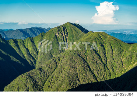 赤石岳への登山道から見るモルゲンロートの兎岳　南アルプス赤石岳登山 134059394