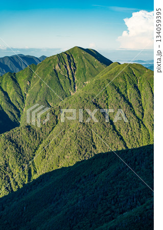 赤石岳への登山道から見るモルゲンロートの兎岳　南アルプス赤石岳登山 134059395