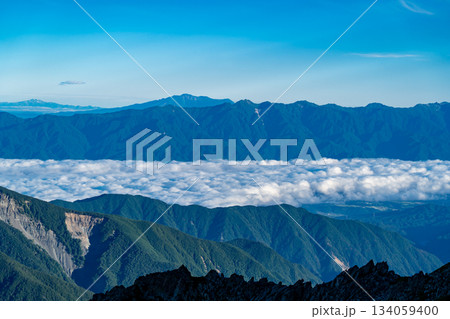 赤石岳への登山道から見る中央アルプスと雲海　南アルプス赤石岳登山 134059400
