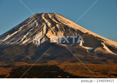 愛鷹山塊の越前岳の十里木高原展望台より望む朝日に染まる富士山と宝永火口 愛鷹山塊の越前岳の十里木高原展望台より望む朝日に染まる富士山と宝永火口 134059415