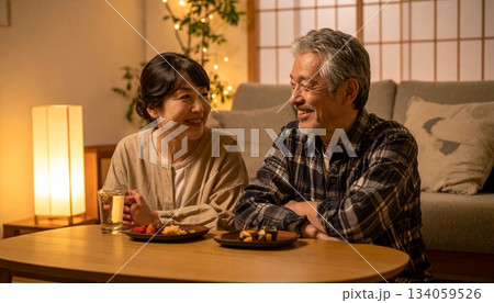 安らぎの夜：自宅で静かに晩酌を楽しむ夫婦のひととき 134059526