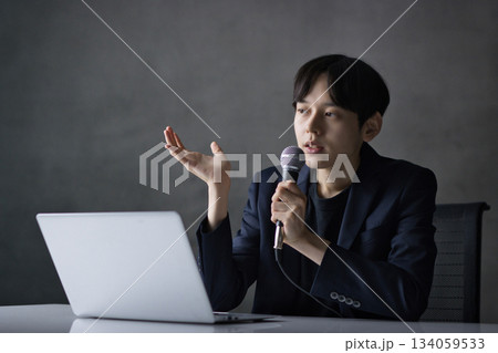 セミナー講師　ビジネスシーン 134059533