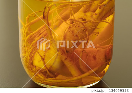高麗人参を漬け込んだ薬用酒の瓶 134059538