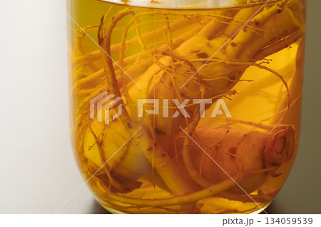 高麗人参を漬け込んだ薬用酒の瓶 134059539