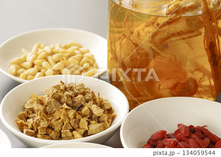 高麗人参の薬用酒と薬膳の食材 134059544