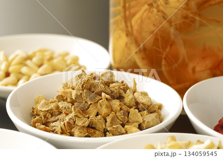 高麗人参の薬用酒と薬膳の食材 高麗人参の薬用酒と薬膳の食材 134059545