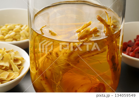 高麗人参の薬用酒と薬膳の食材 134059549