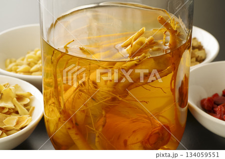 高麗人参の薬用酒と薬膳の食材 高麗人参の薬用酒と薬膳の食材 134059551