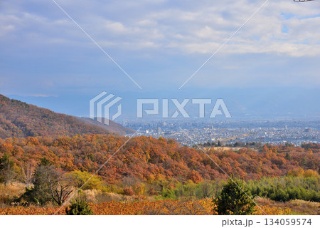《山梨県》紅葉山並みと甲府盆地 134059574